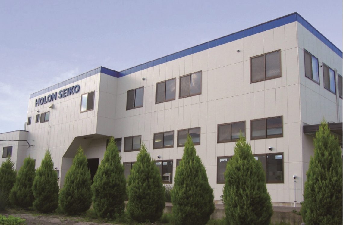 「HOLON SEIKO」の社名が入ったホロン精工株式会社の社屋外観